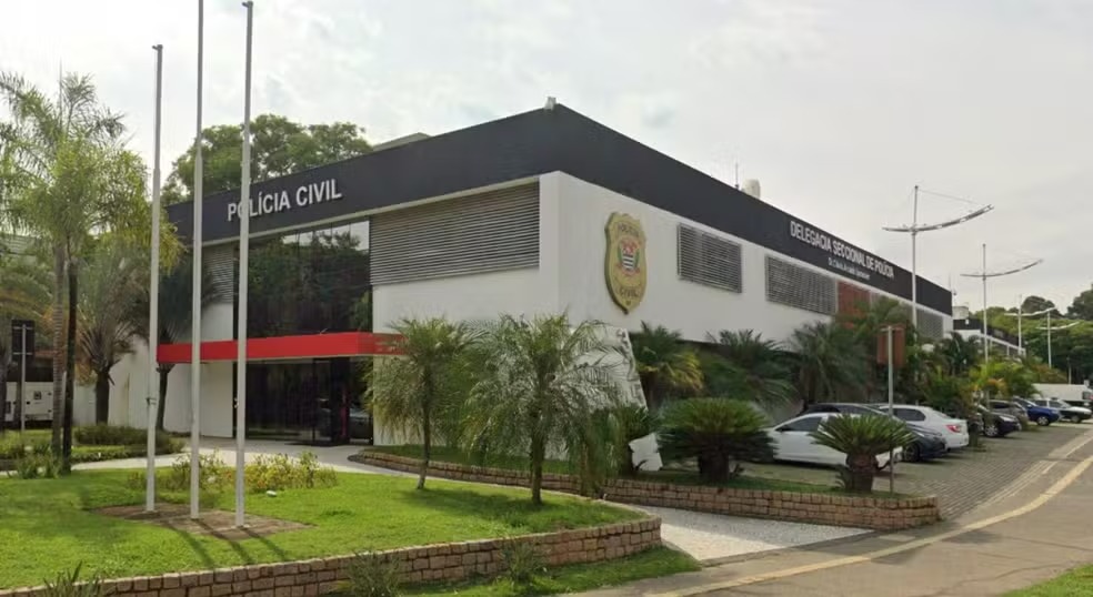 Após quebrar um copo na cara da companheira, policial é preso